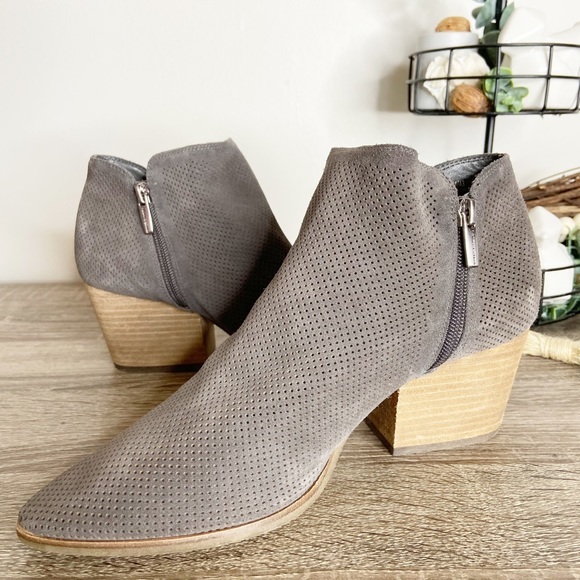 Vince Camuto Nethera Gray Perforated Leather Pointed Toe Ankle Booties 11M - Picture 7 of 12